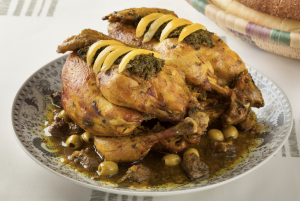 Poulet M'hamar : un délice marocain aux olives et citron confit. Recette simple pour un poulet doré, sauce réduite, et parfum de coriandre.