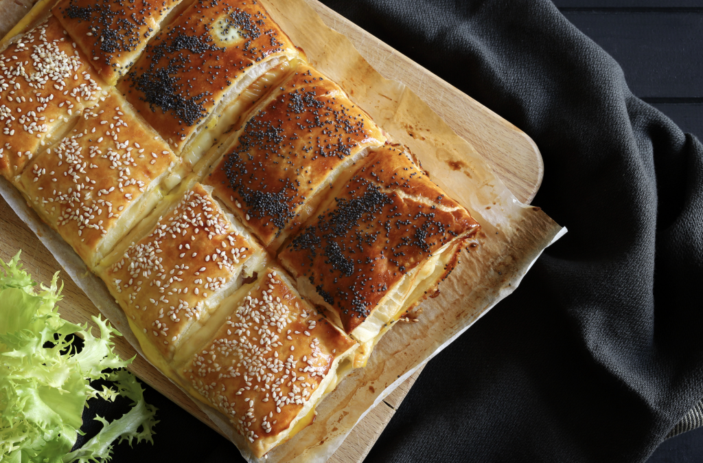 feuilletés garni de viande hachée et de fromage.