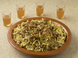 La rfissa au poulet est un plat traditionnel marocain, également appelé trid ou hemiss. Il se compose de poulet, de msemens (crêpes feuilletées maghrébines)
