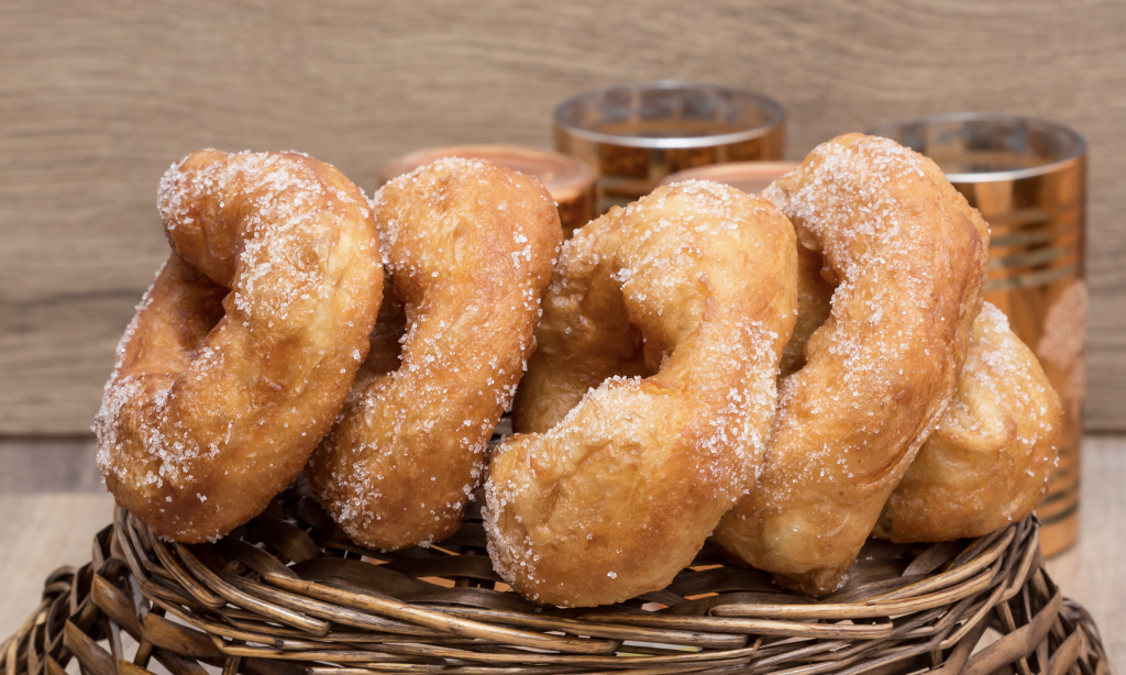 "Sfenj, beignet marocain aéré et moelleux, est une délice frite, dorée et sucrée. Parfait pour le petit-déjeuner ou le goûter, facile à faire chez so