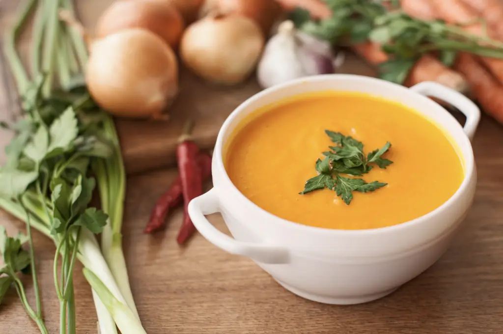 une recette chaleureuse de soupe automnale aux légumes qui est non seulement réconfortante, mais aussi saine et halal. Cette soupe est parfaite pour les soirées fraîches de l’automne. Elle combine des légumes de saison avec des épices réchauffantes.