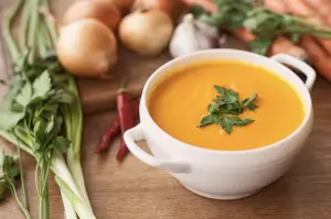une recette chaleureuse de soupe automnale aux légumes qui est non seulement réconfortante, mais aussi saine et halal. Cette soupe est parfaite pour les soirées fraîches de l’automne. Elle combine des légumes de saison avec des épices réchauffantes.