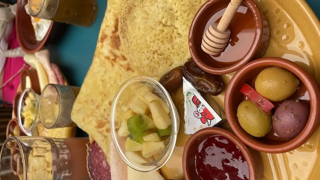 Découvrez Maïda à Lyon : brunch halal oriental, sandwich chicken sweet, saveurs du monde et ambiance chaleureuse. Un voyage culinaire inoubliable !