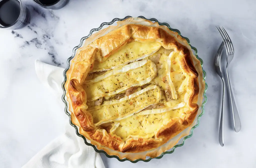 Quiche Rustique au Camembert et Poire : Un Délice Gourmand et Réconfortant Vous cherchez une recette simple, savoureuse et un brin rustique pour surprendre vos convives ? Voici une quiche au camembert et poires qui marie douceur et caractère. Parfaite pour un repas convivial ou un dîner chic, cette recette maison est facile à réaliser et s’adapte à toutes les bourses. À vos tabliers ! Ingrédients (Pour 4 personnes) Pour la pâte brisée maison : • 250 g de farine de blé • 125 g de beurre demi-sel (ou classique, selon vos goûts) • 1 jaune d’œuf • 2 cl d’eau Pour la garniture : • 2 poires (choisissez-les bien mûres pour plus de douceur) • 1 gros oignon • 1 gousse d’ail • 10 g de beurre • 10 cl de crème fraîche entière • 20 cl de lait entier • 2 jaunes d’œufs • 2 œufs entiers • Sel et poivre, au goût • 1 camembert Préparation 1. Préparez la pâte brisée maison Dans un saladier, mélangez du bout des doigts la farine et le beurre froid coupé en dés jusqu’à obtenir une texture sableuse. Ajoutez le jaune d’œuf et un peu d’eau, puis mélangez délicatement pour former une boule homogène. Si la pâte est trop sèche, ajoutez un peu d’eau. Enveloppez la pâte dans un film alimentaire et laissez-la reposer au réfrigérateur pendant 1 heure. 2. Étalez et foncez la pâte Abaissez la pâte sur un plan de travail fariné, puis déposez-la dans un moule à tarte (environ 20 cm de diamètre). Coupez les bords pour un rendu net et laissez reposer le moule garni au réfrigérateur pendant 30 minutes. 3. Préparez la garniture Pendant ce temps, épluchez les poires et coupez-les en lamelles fines. Pelez l’oignon et l’ail, hachez-les, puis faites-les revenir dans une poêle avec le beurre pendant 5 minutes jusqu’à ce qu’ils soient fondants. 4. Assemblez la quiche Préchauffez votre four à 200 °C (chaleur tournante). Dans un grand saladier, battez le lait, la crème, les œufs entiers et les jaunes d’œufs. Salez, poivrez, et mélangez bien. Versez cette préparation sur le fond de pâte refroidi. Disposez les oignons sautés, les lamelles de poires et des morceaux de camembert de façon harmonieuse. Vous pouvez légèrement rabattre les bords de la pâte pour un effet rustique. 5. Faites cuire la quiche Enfournez la quiche pendant environ 30 minutes, jusqu’à ce qu’elle soit dorée et légèrement gonflée. Une fois cuite, laissez-la reposer 5 minutes hors du four avant de la servir. Conseils Gourmands Halal Food • Pour une version halal, optez pour un camembert sans présure animale. • Cette quiche est idéale accompagnée d’une salade verte avec une vinaigrette légère au citron. • Les amateurs de sucré-salé apprécieront d’ajouter une pincée de noix de muscade dans l’appareil à quiche pour rehausser les saveurs. Bon Appétit ! Cette quiche rustique au camembert et aux poires promet une explosion de saveurs : la douceur des poires, le crémeux du camembert et le croustillant de la pâte maison. À tester sans attendre pour un repas plein de réconfort. 🍐🧀