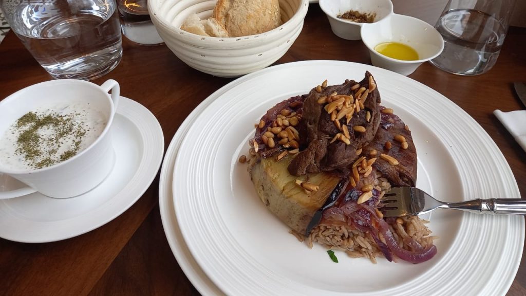 Découvrez L’Iwan, un restaurant libanais chaleureux à Lyon 7. Ambiance conviviale, service au top et plats savoureux comme le Makloubé et le Mouhalabieh. Une adresse incontournable pour une cuisine libanaise authentique ! 🍽️✨