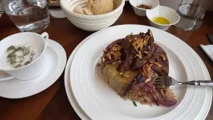Découvrez L’Iwan, un restaurant libanais chaleureux à Lyon 7. Ambiance conviviale, service au top et plats savoureux comme le Makloubé et le Mouhalabieh. Une adresse incontournable pour une cuisine libanaise authentique ! 🍽️✨