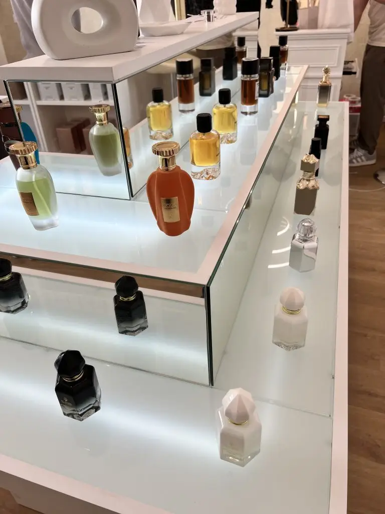 Découvrez IDB Parfumerie à Caluire : parfums rares, dupes de marques de luxe, accueil haut de gamme et site e-commerce. Une pépite locale à ne pas manquer !